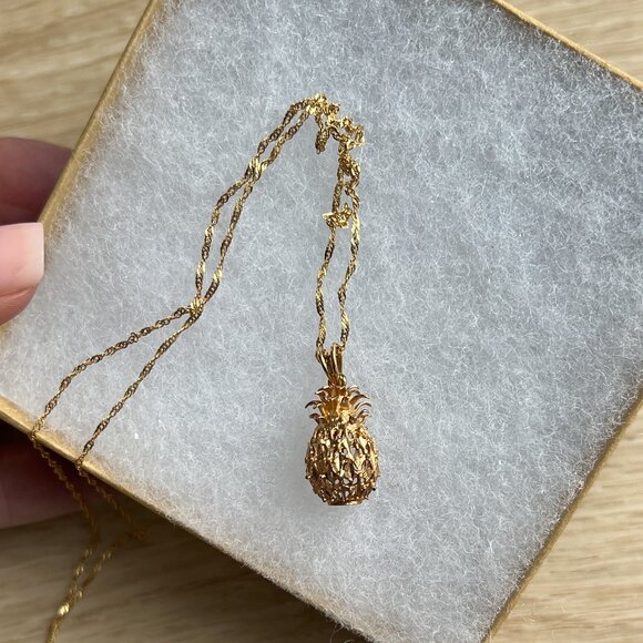 Vintage 14kt Gold 3-Dimensional Diamond Cut Out Pineapple Pendant Necklace - Picture 3 of 11